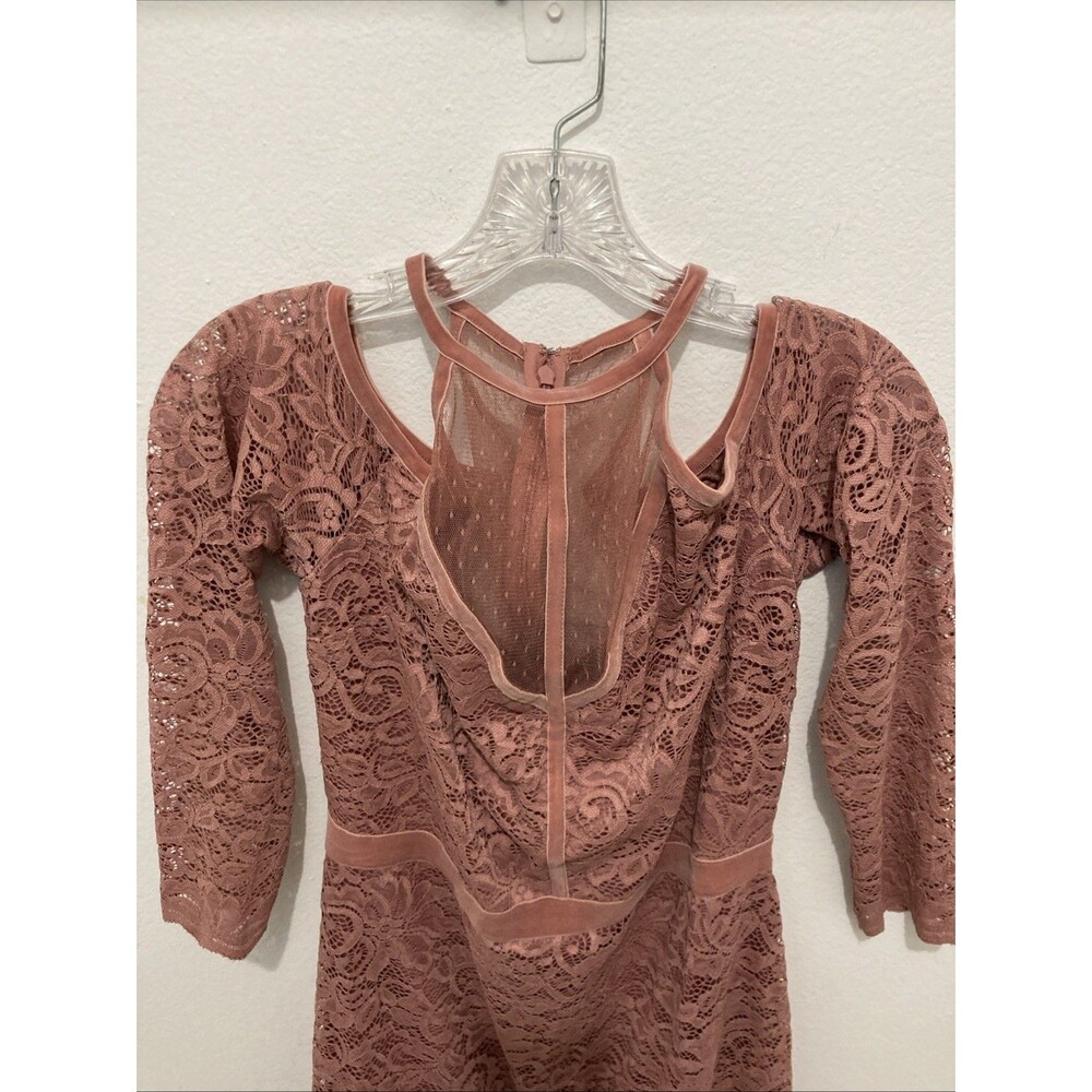 EXPRESS pink rose floral lace overlay velvet trim cold shoulder shift dress 10 - Picture 5 of 10